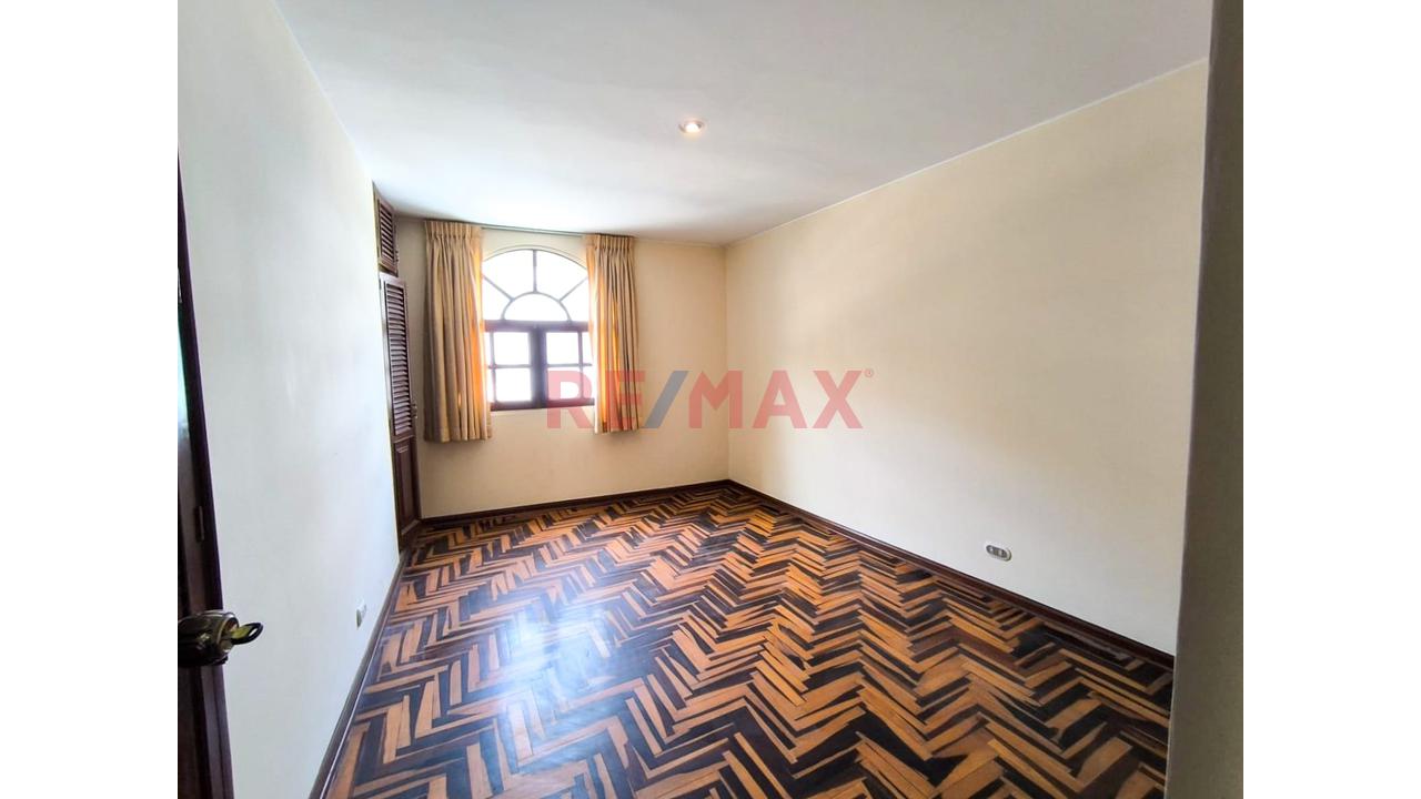 Venta De Casa De 3 Pisos En Santiago De Surco De 200M2 - 15