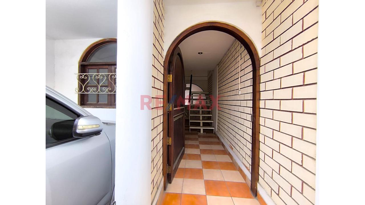 Venta De Casa De 3 Pisos En Santiago De Surco De 200M2 - 5