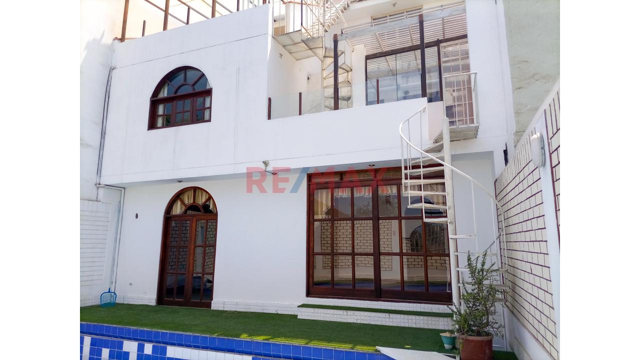 Venta De Casa De 3 Pisos En Santiago De Surco De 200M2 - 2