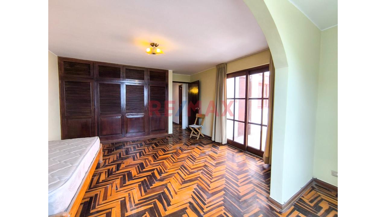 Venta De Casa De 3 Pisos En Santiago De Surco De 200M2 - 17
