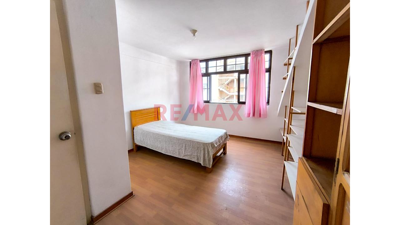 Venta De Casa De 3 Pisos En Santiago De Surco De 200M2 - 16