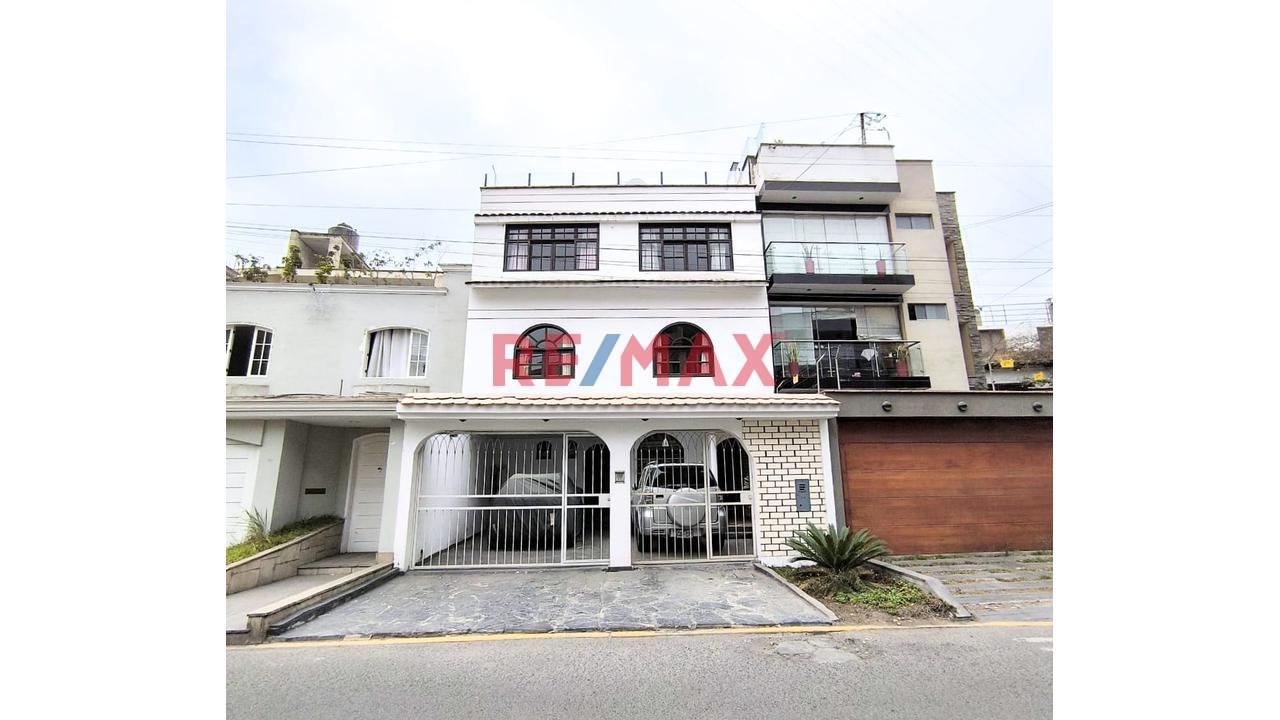 Venta De Casa De 3 Pisos En Santiago De Surco De 200M2 - 1