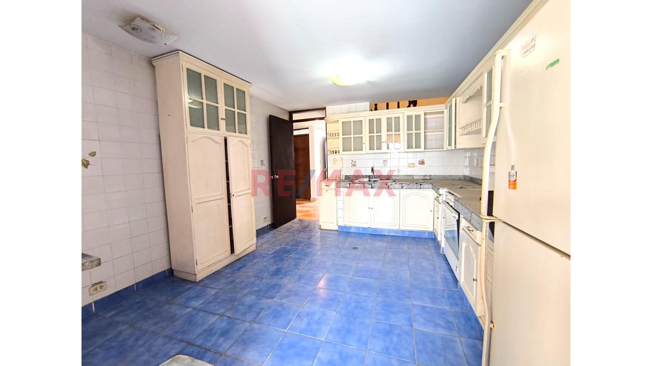 Venta De Casa De 3 Pisos En Santiago De Surco De 200M2 - 12