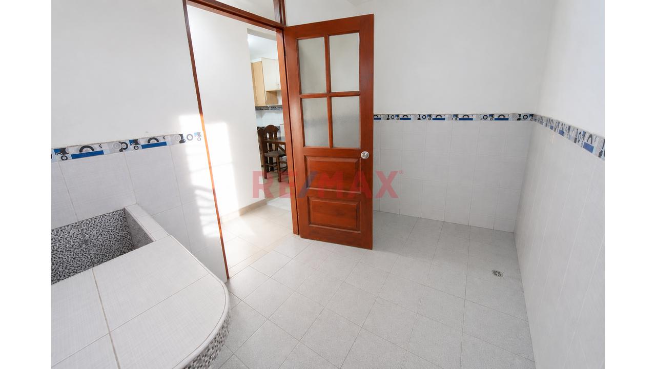 Oportunidad Unica De Inversion, Casa En Venta En San Martín De Porres | 240 M² | 4 Dormitorios | 2 Cocheras | Terraza | Proyección 4 Pisos — foto 9