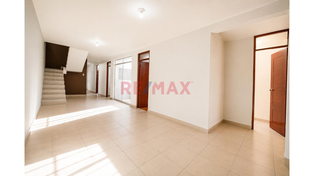 Oportunidad Unica De Inversion, Casa En Venta En San Martín De Porres | 240 M² | 4 Dormitorios | 2 Cocheras | Terraza | Proyección 4 Pisos — foto 2