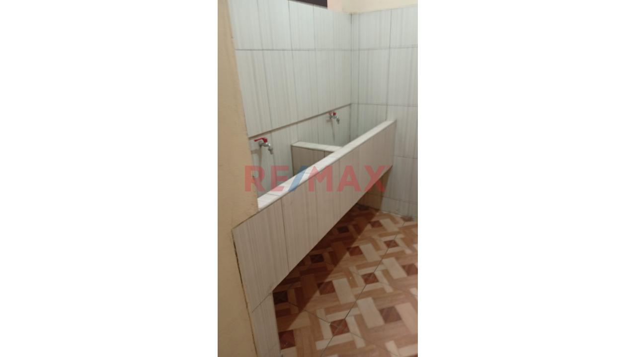 Venta De Casa En Huertos De Manchay - Av La Union - 9