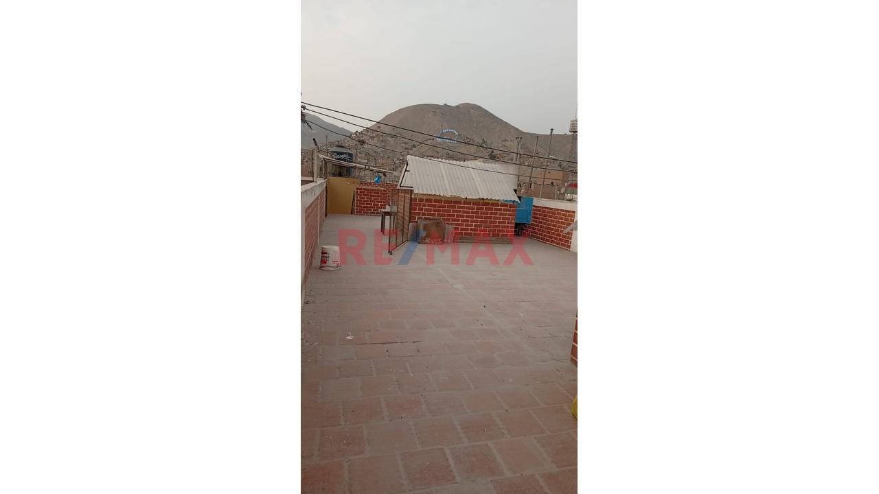 Venta De Casa En Huertos De Manchay - Av La Union - 10