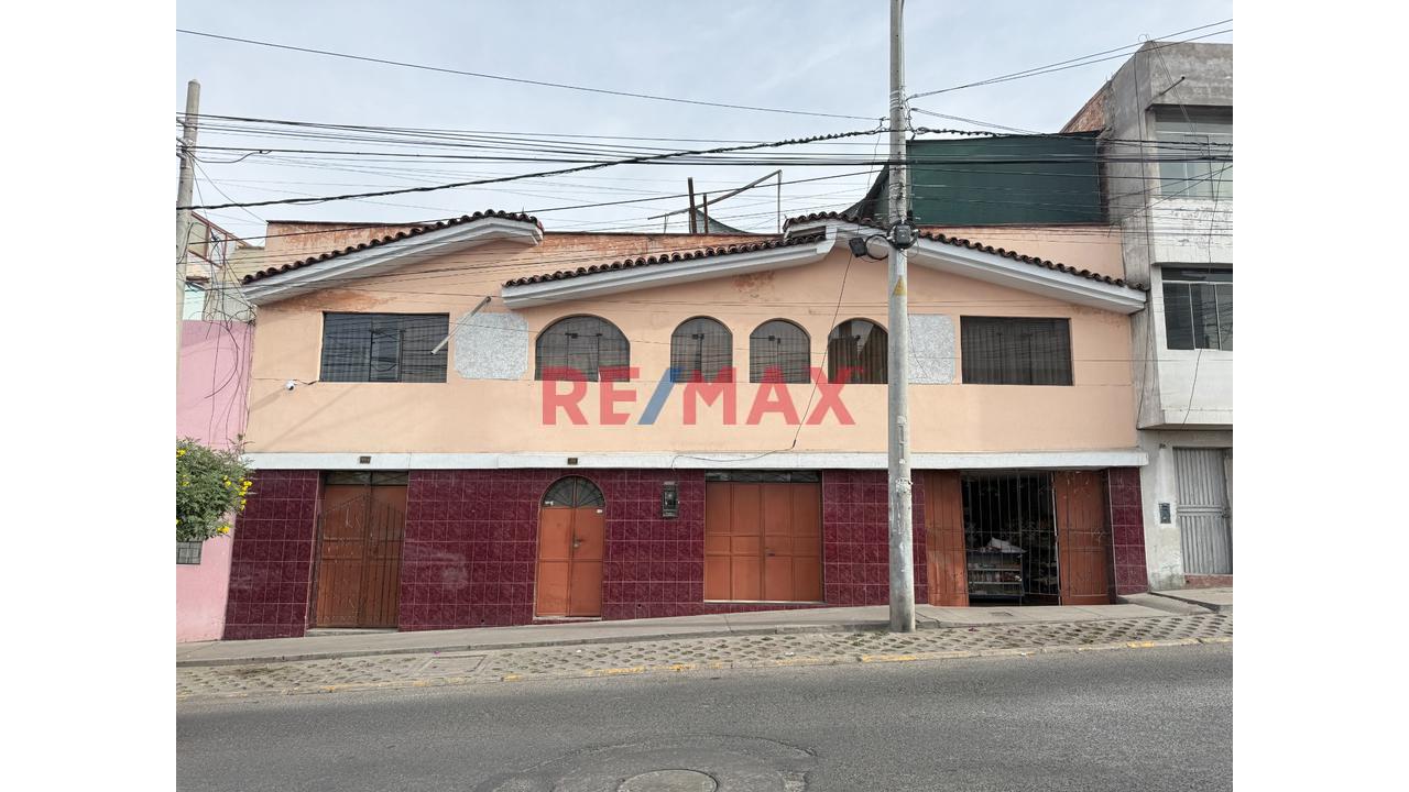 Venta Casa Como Terreno Miraflores Cerca Mercado Chavela - 1