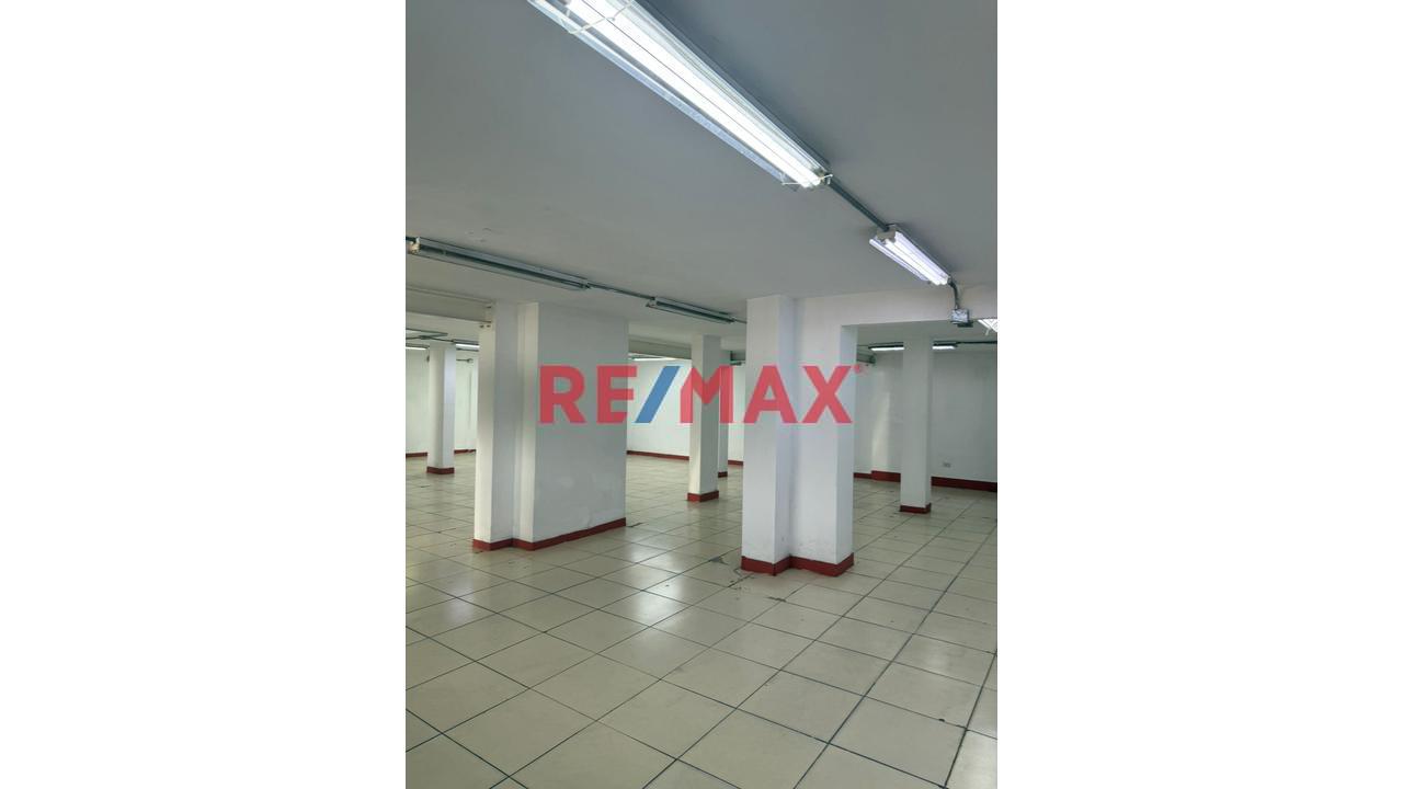 Venta De Local Comercial  En Surquillo - 1