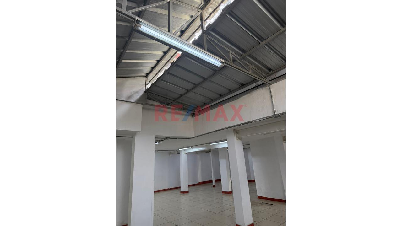 Venta De Local Comercial  En Surquillo - 2