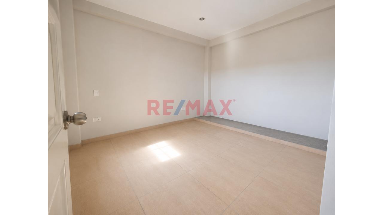 Se Vende Amplio Departamento De Estreno En El 3Piso- Urb. San Vicente - 9