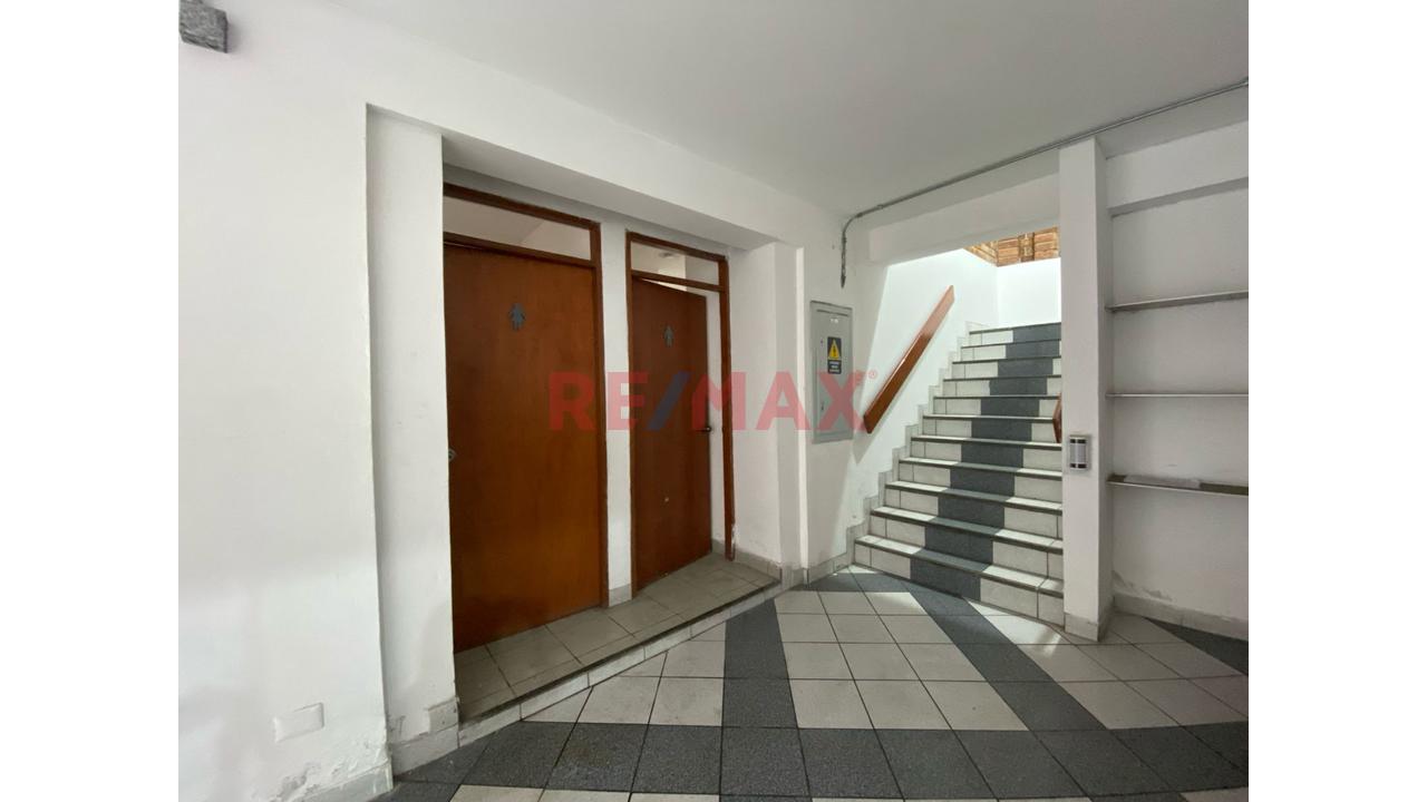 Alquiler De Local Para Negocio , Oficinas O Centro De Estudios En Surco - 3