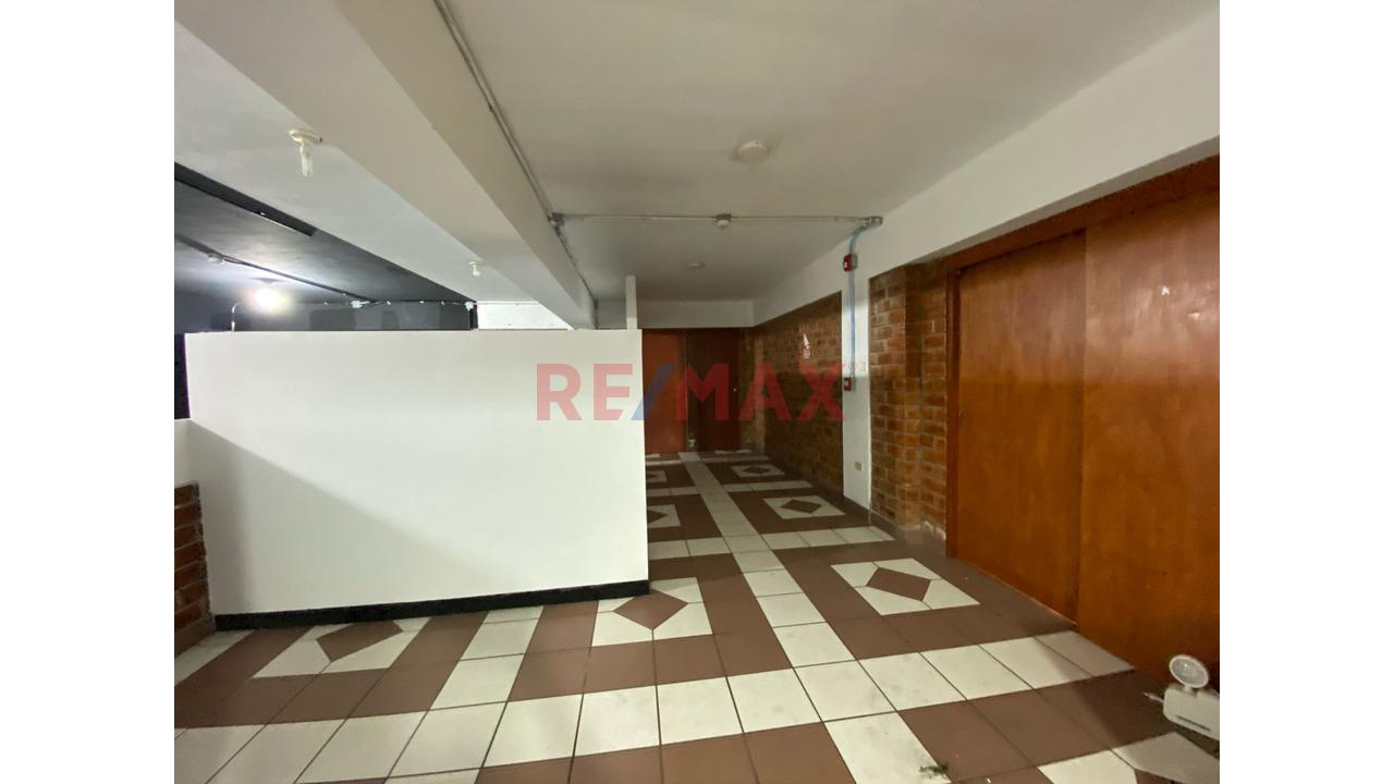 Alquiler De Local Para Negocio , Oficinas O Centro De Estudios En Surco - 2