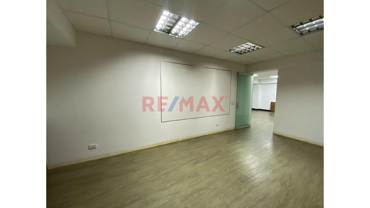 Alquiler De Local Para Negocio , Oficinas O Centro De Estudios En Surco - 11