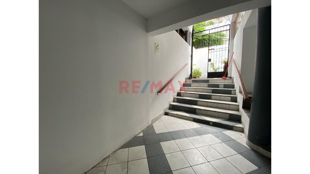 Alquiler De Local Para Negocio , Oficinas O Centro De Estudios En Surco - 4