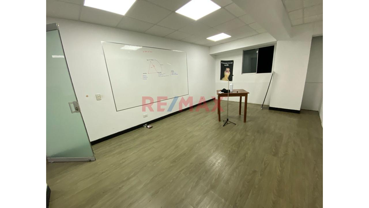 Alquiler De Local Para Negocio , Oficinas O Centro De Estudios En Surco - 8