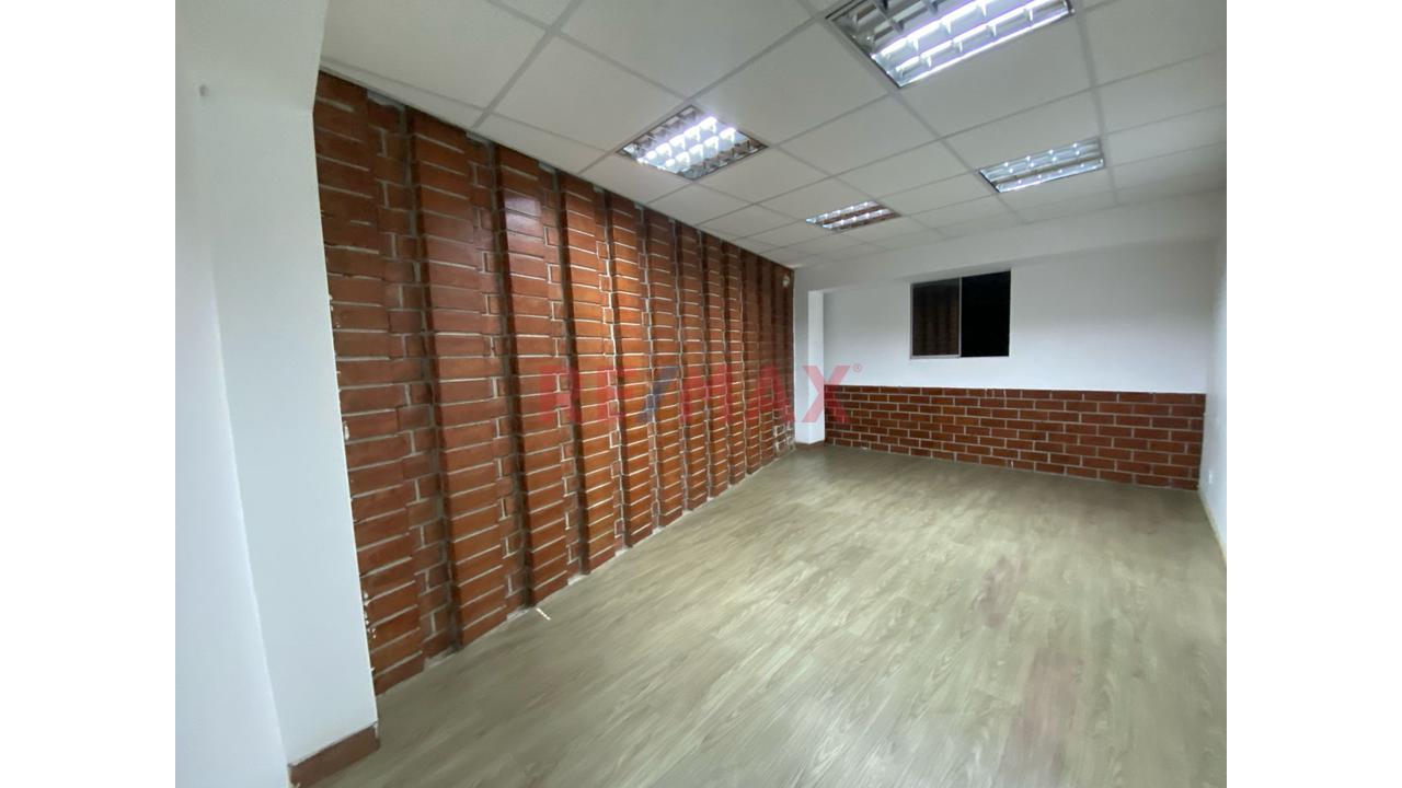 Alquiler De Local Para Negocio , Oficinas O Centro De Estudios En Surco - 10