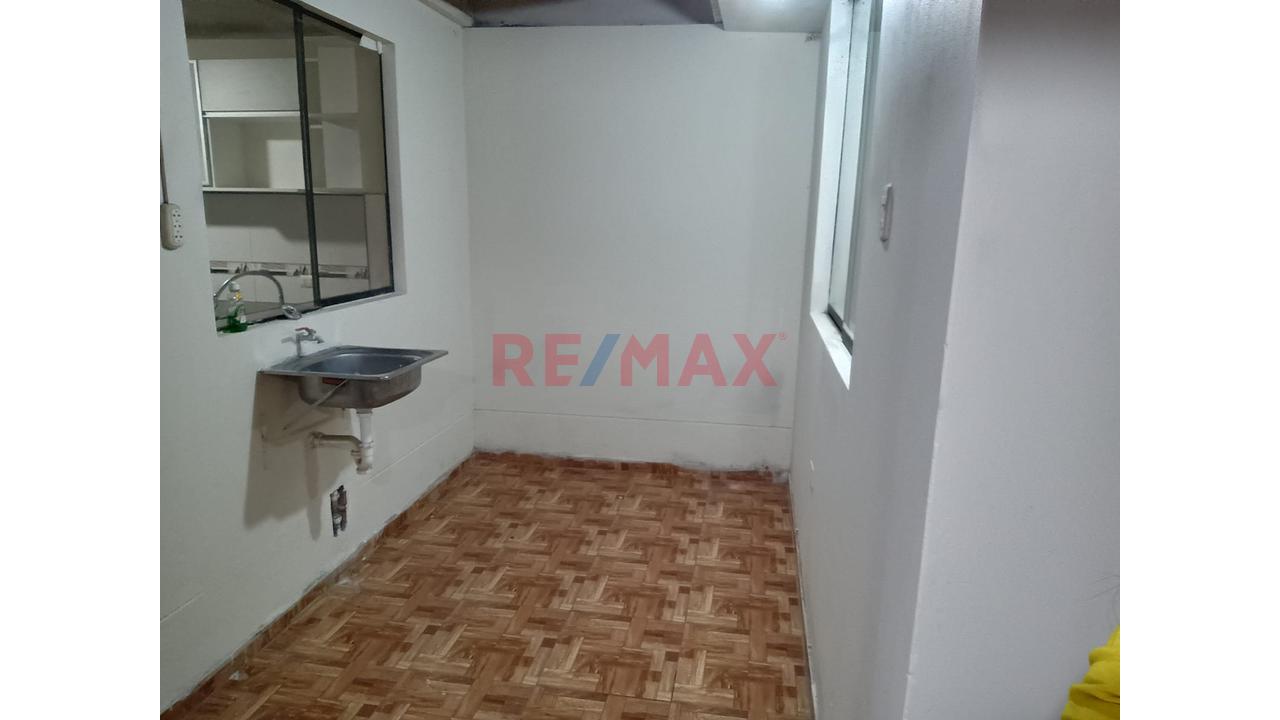 Se Vende Amplia Casa De 3 Pisos En Villa El Salvador - 18