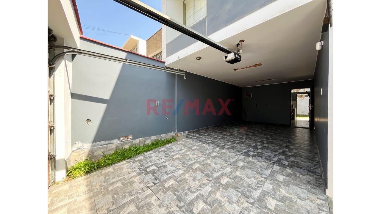 Vendo Amplia Casa De 3 Pisos Con Doble Terraza En San Miguel: 196 M² - 18