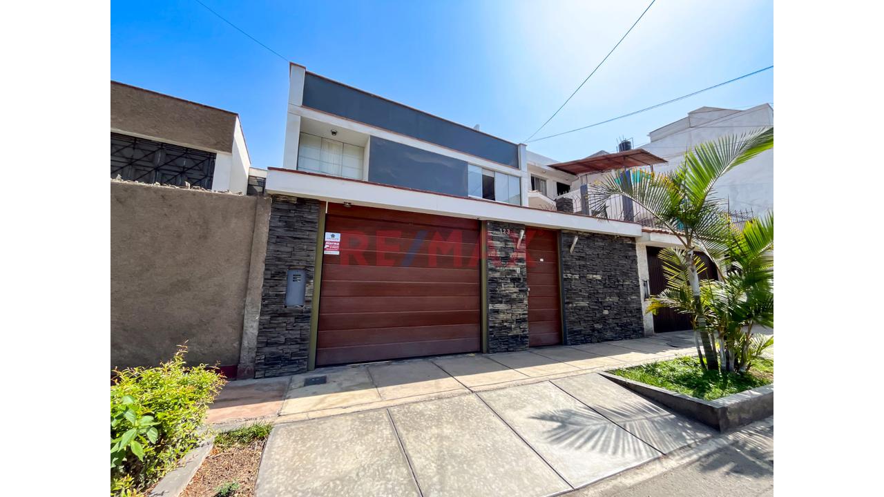 Vendo Amplia Casa De 3 Pisos Con Doble Terraza En San Miguel: 196 M² - 1
