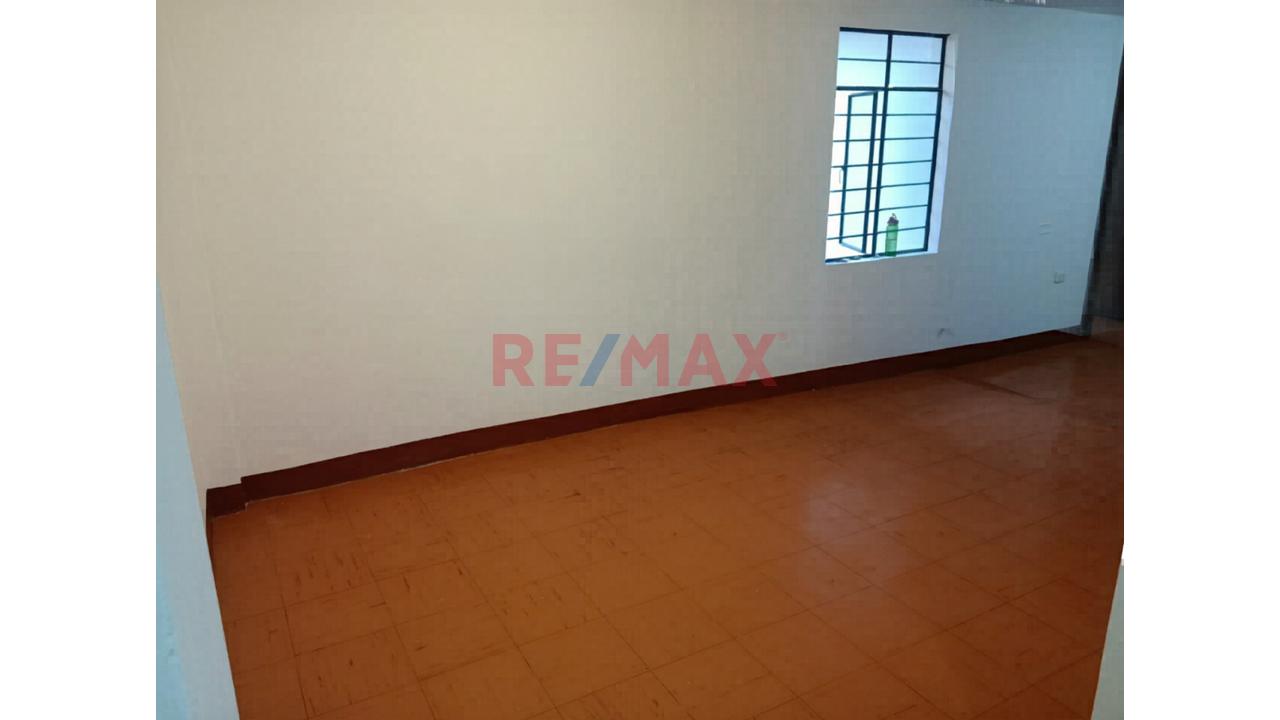 Venta De Departamento Dúplex Con Muy Buena Ubicación En Comas - 4