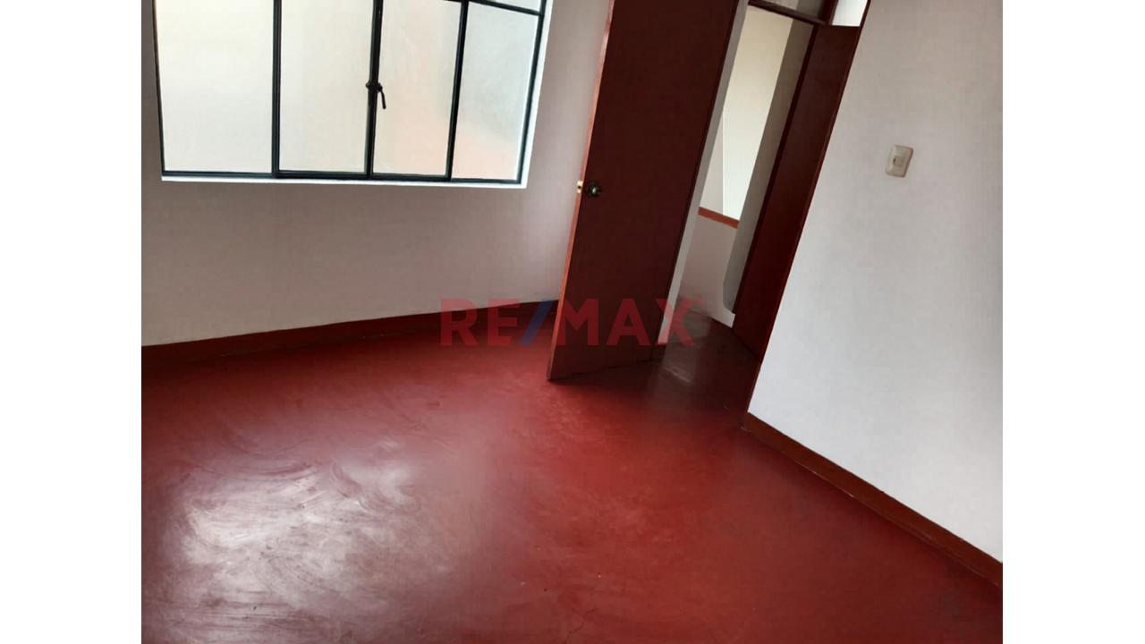 Venta De Departamento Dúplex Con Muy Buena Ubicación En Comas - 2