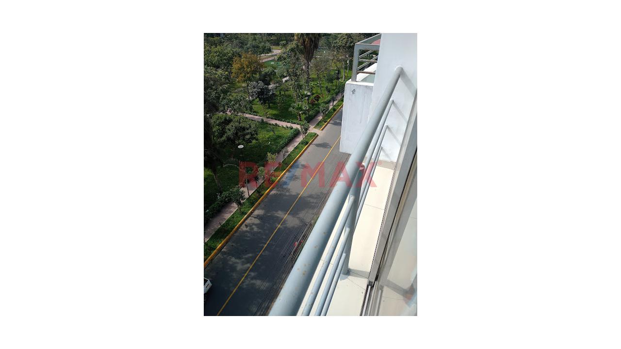Vendo Moderno Triplex Urb. Olimpo Ate 5To Piso Con Ascensor  Área 116M2 4 Dormitorios  4 Baños - 6