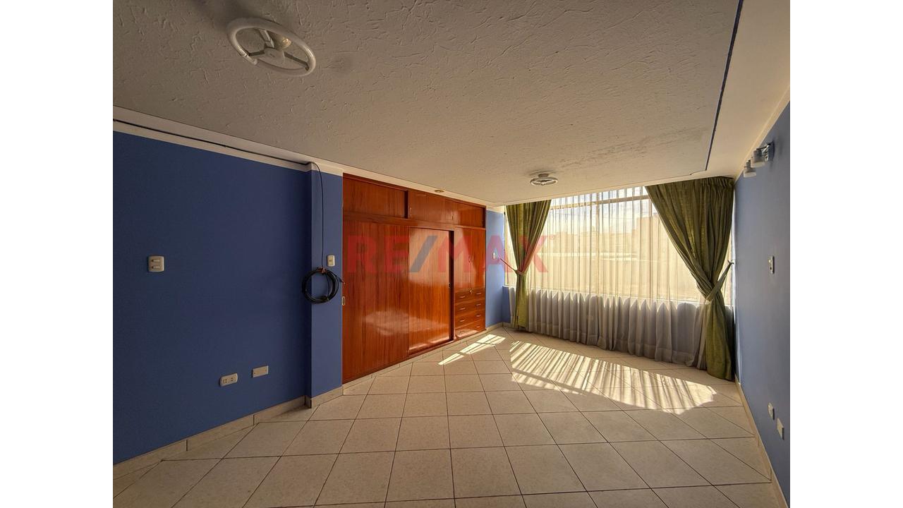 En Venta Amplia Casa Multifamiliar En Casa Lago San Jose - Cercado — foto 4
