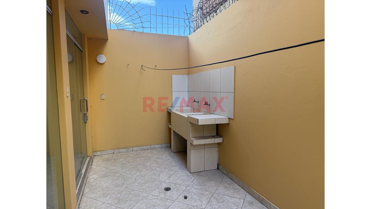 En Venta Amplia Casa Multifamiliar En Casa Lago San Jose - Cercado — foto 9
