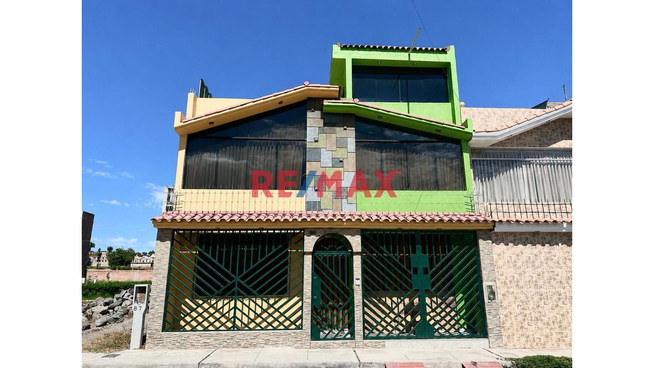 En Venta Amplia Casa Multifamiliar En Casa Lago San Jose - Cercado