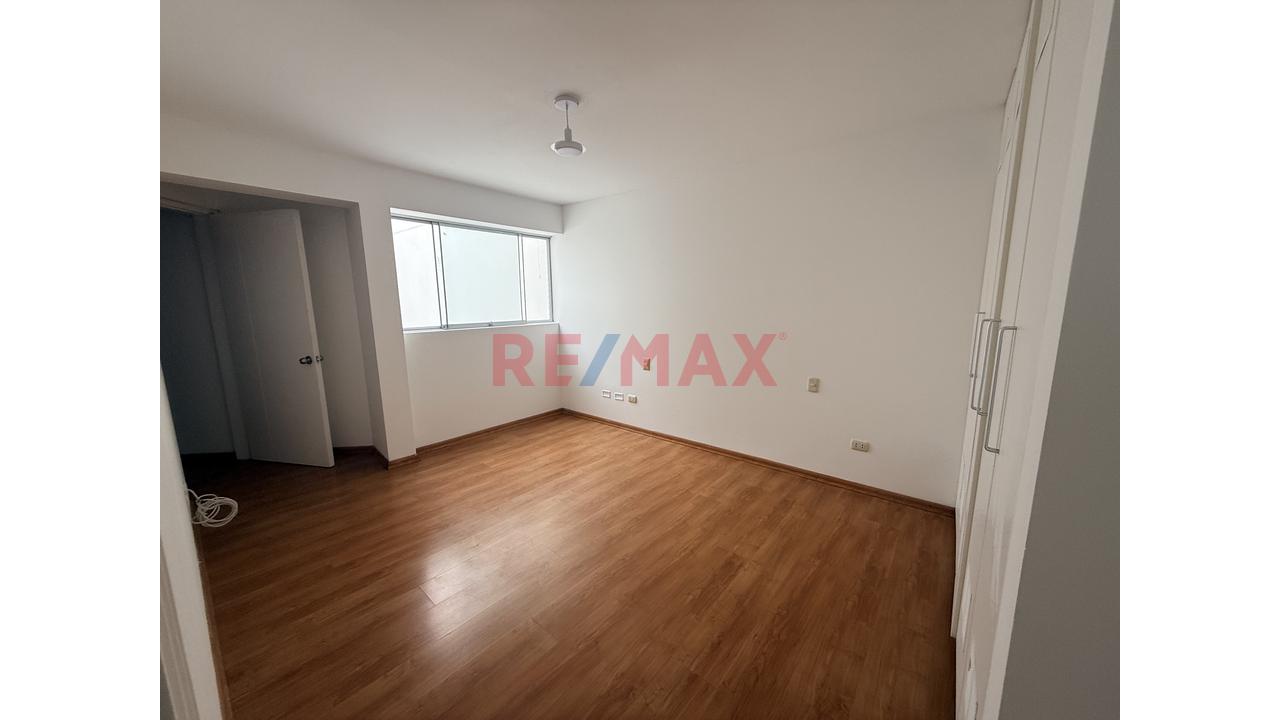 Vendo Espectacular Departamento Flat Con Balcón Y Vista A La Calle – Urb. Higuereta, Surco — foto 11