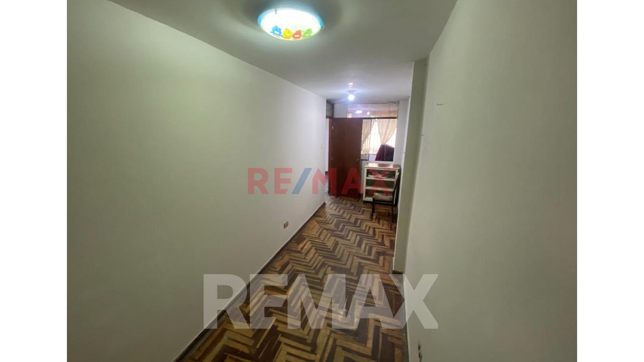 Vendo Casa De 3 Pisos Mas Azotea  En Zona Residencial Brisas De Oquendo Callao — foto 2