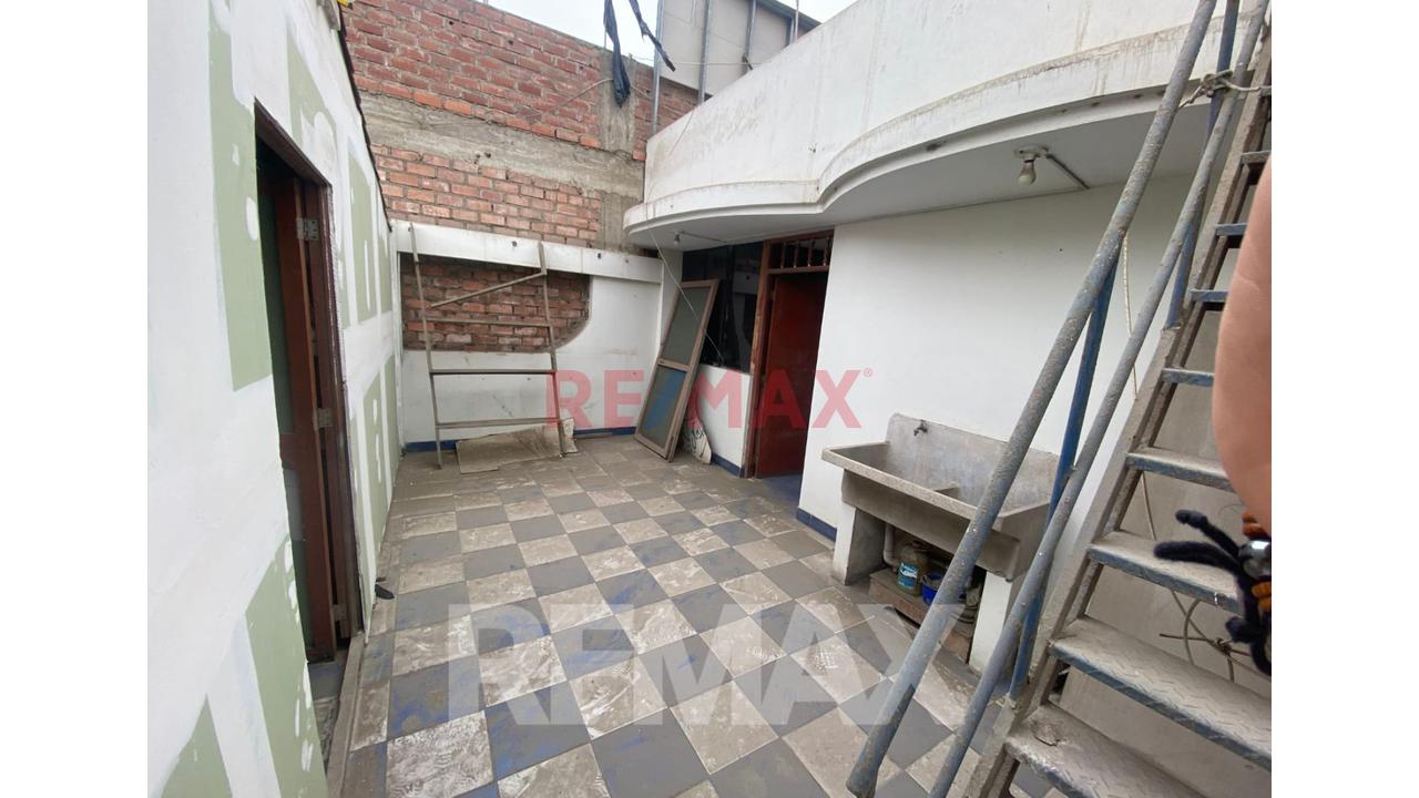 Vendo Casa De 3 Pisos Mas Azotea  En Zona Residencial Brisas De Oquendo Callao — foto 4