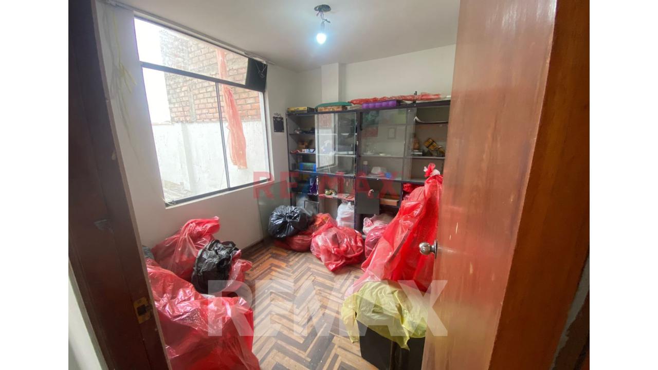 Vendo Casa De 3 Pisos Mas Azotea  En Zona Residencial Brisas De Oquendo Callao — foto 11