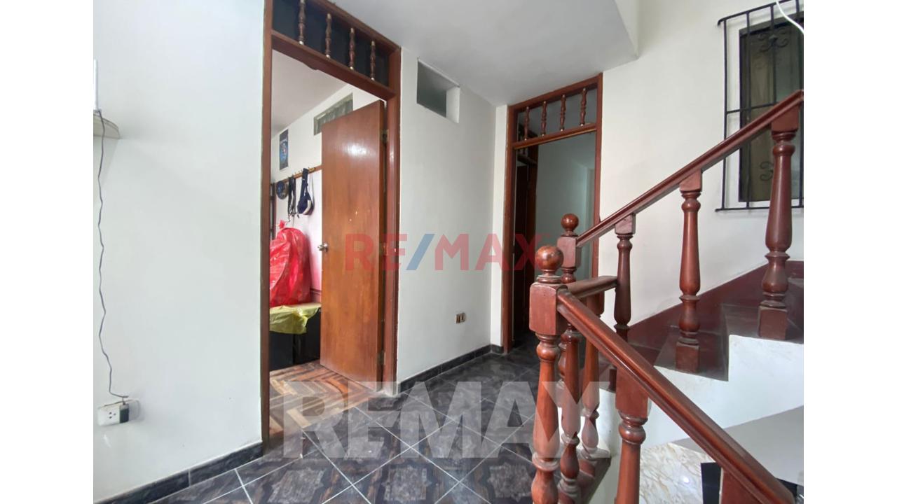 Vendo Casa De 3 Pisos Mas Azotea  En Zona Residencial Brisas De Oquendo Callao — foto 12