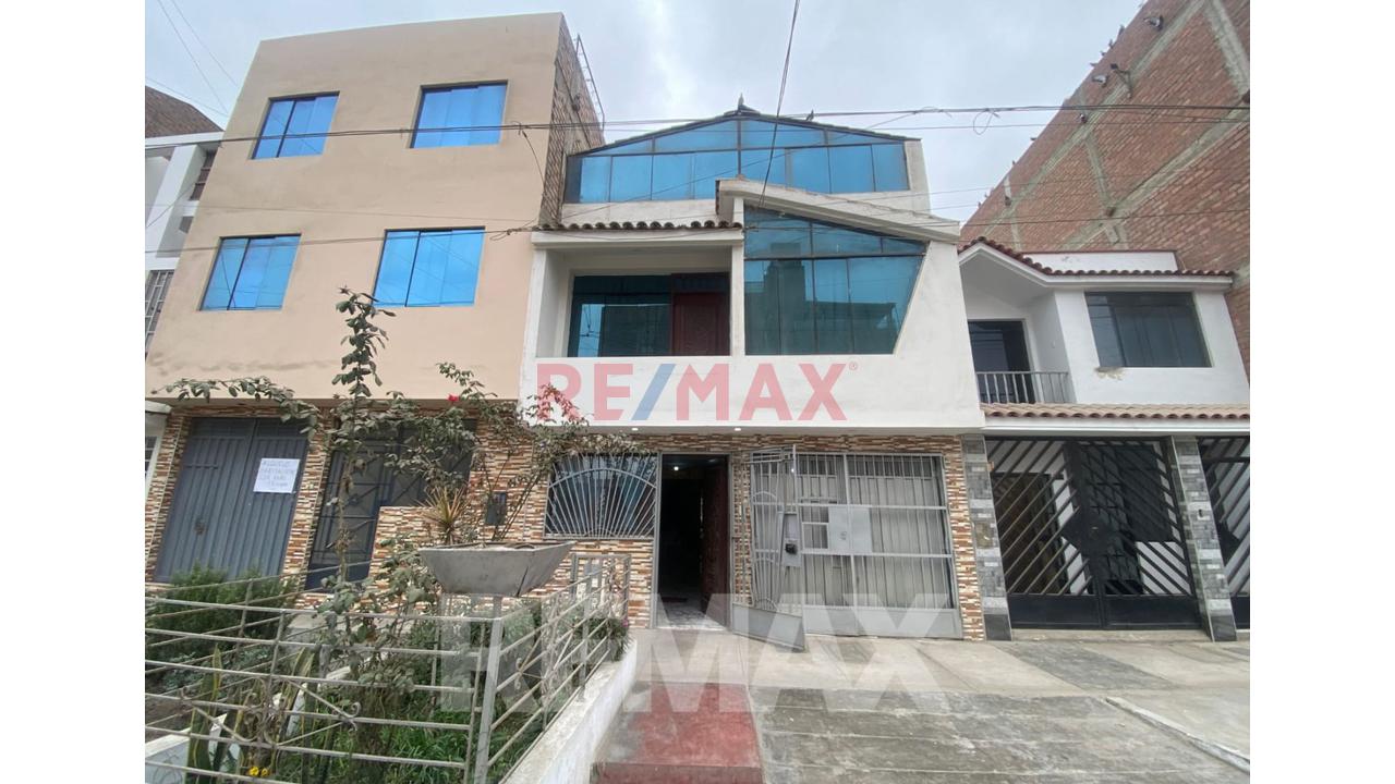 Vendo Casa De 3 Pisos Mas Azotea  En Zona Residencial Brisas De Oquendo Callao