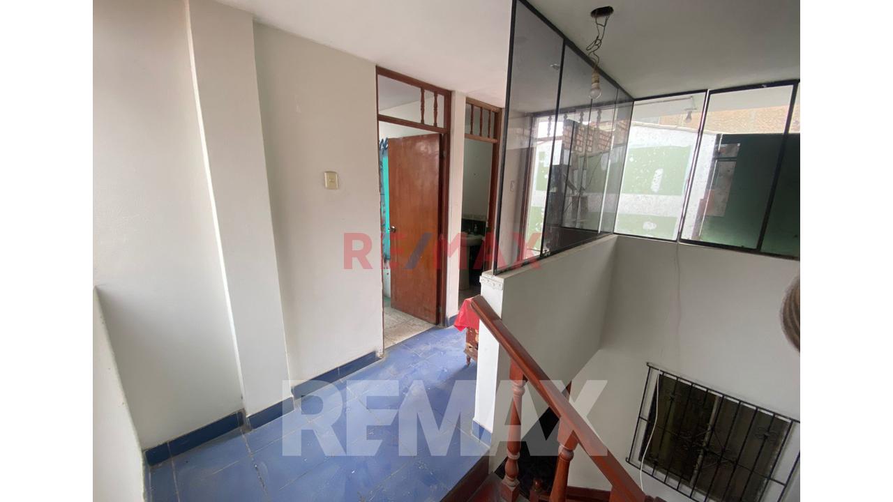 Vendo Casa De 3 Pisos Mas Azotea  En Zona Residencial Brisas De Oquendo Callao — foto 7