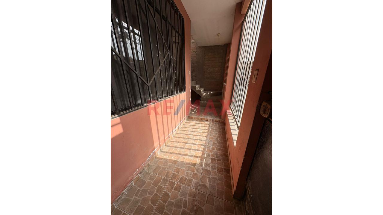 Vendo Amplia Casa De 3 Pisos Bien Distribuidos En Puente Pedra — foto 11