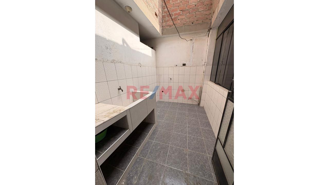 Vendo Amplia Casa De 3 Pisos Bien Distribuidos En Puente Pedra — foto 14