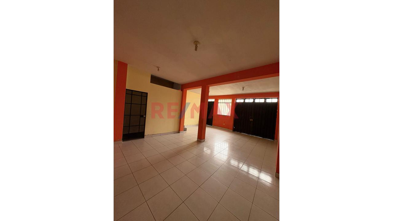 Vendo Amplia Casa De 3 Pisos Bien Distribuidos En Puente Pedra