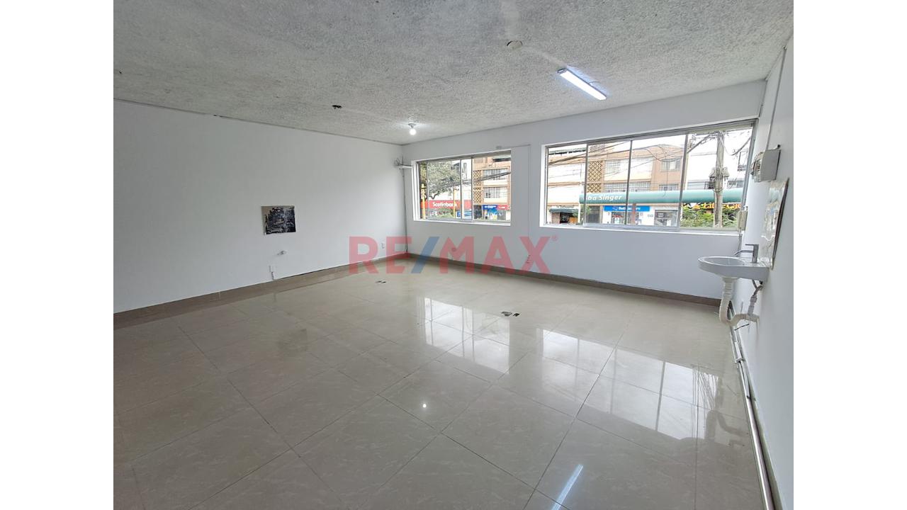 Se Alquila! Oficina En 2Do Piso En El Ovalo Gutierrez - Miraflores — foto 2
