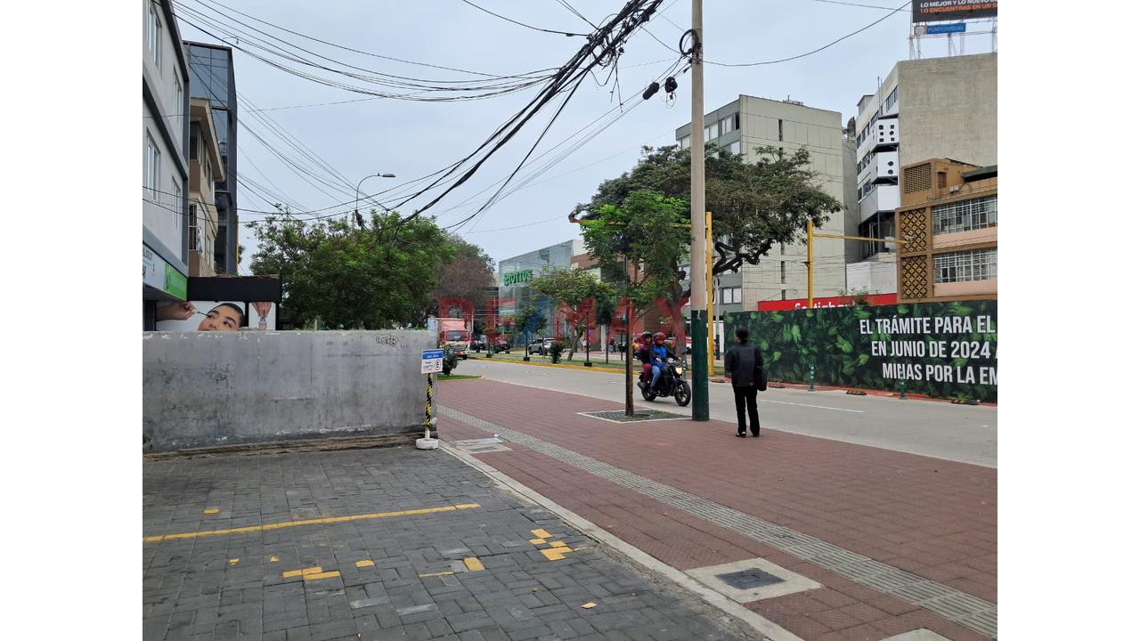 Se Alquila! Oficina En 2Do Piso En El Ovalo Gutierrez - Miraflores — foto 12