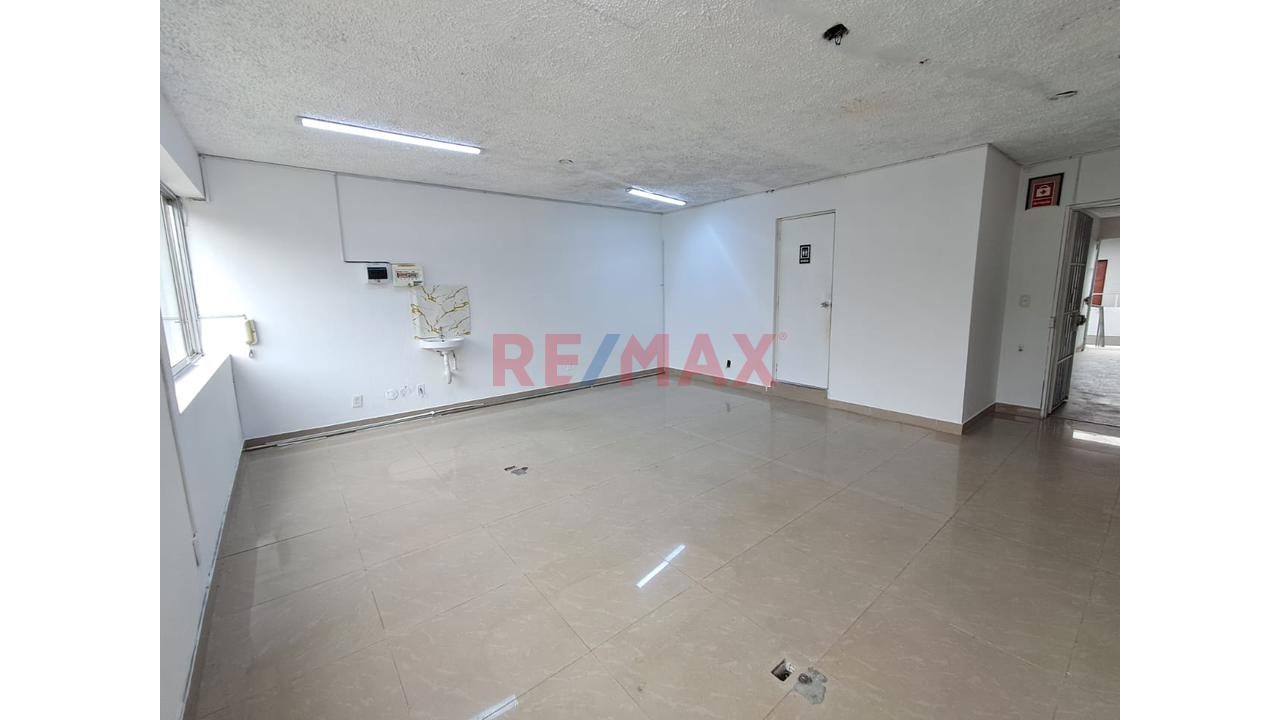 Se Alquila! Oficina En 2Do Piso En El Ovalo Gutierrez - Miraflores — foto 3