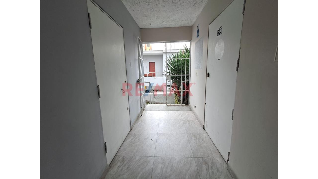 Se Alquila! Oficina En 2Do Piso En El Ovalo Gutierrez - Miraflores — foto 9