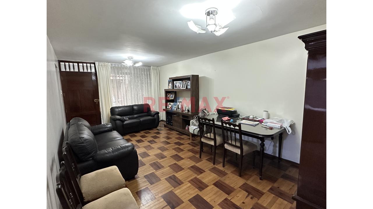 Casa de 5 dormitorios y 3 baños ubicado en San Juan De Miraflores Casa de 5 dormitorios y 3 baños ubicado en San Juan De Miraflores