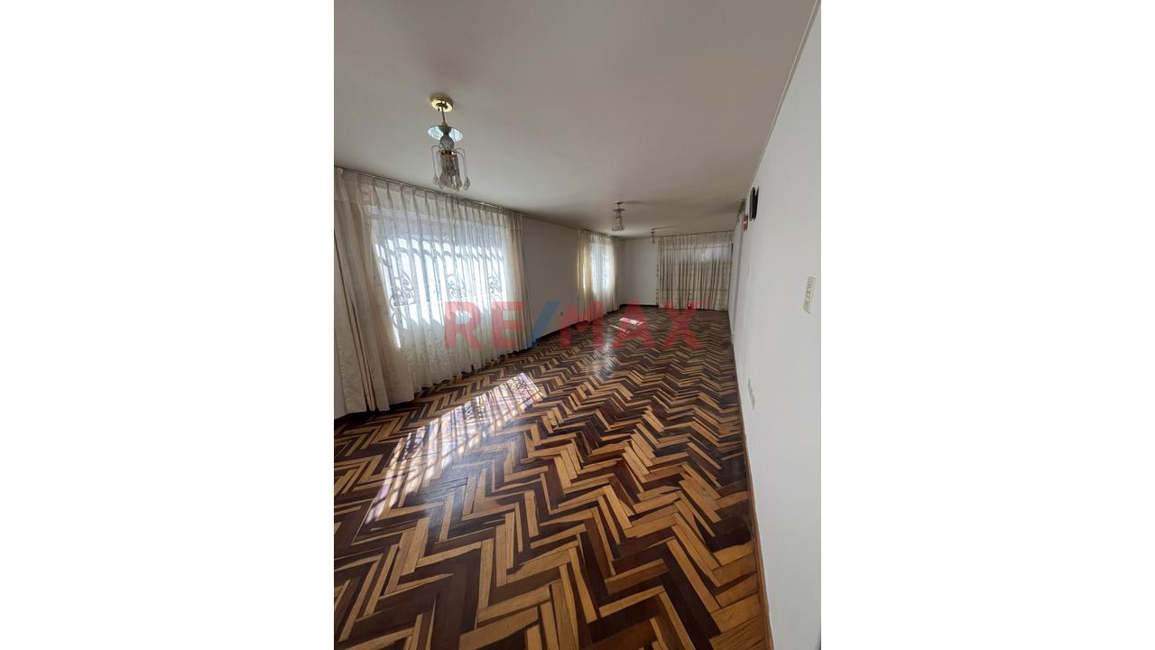 Se Alquila Local Comercial Frente A Parque A 2 Cuadras De Av Eeuu - Jlb Y Rivero - 4