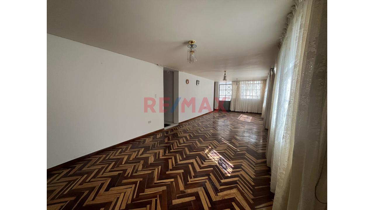 Se Alquila Local Comercial Frente A Parque A 2 Cuadras De Av Eeuu - Jlb Y Rivero - 2
