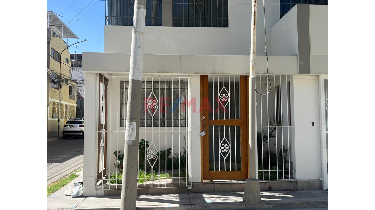 Se Alquila Local Comercial Frente A Parque A 2 Cuadras De Av Eeuu - Jlb Y Rivero - 7