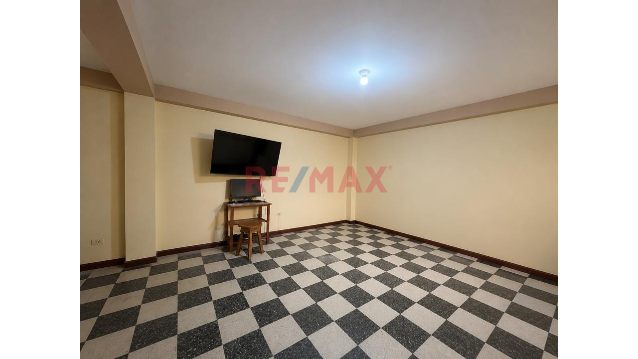 Venta De Casa Con Local Comercial Y Departamento Cerca A Terminal Terrestre - 9