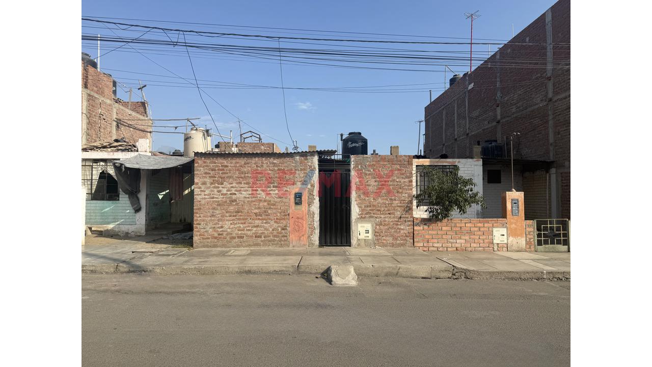 Venta Casa Frente A Parque Urb. Manuel Arevalo - La Esperanza - 2